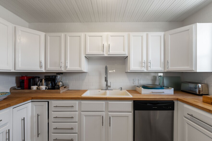 More Photos Of 267 W Sixth St, Port Orford Storefront Retail Residential For Sale