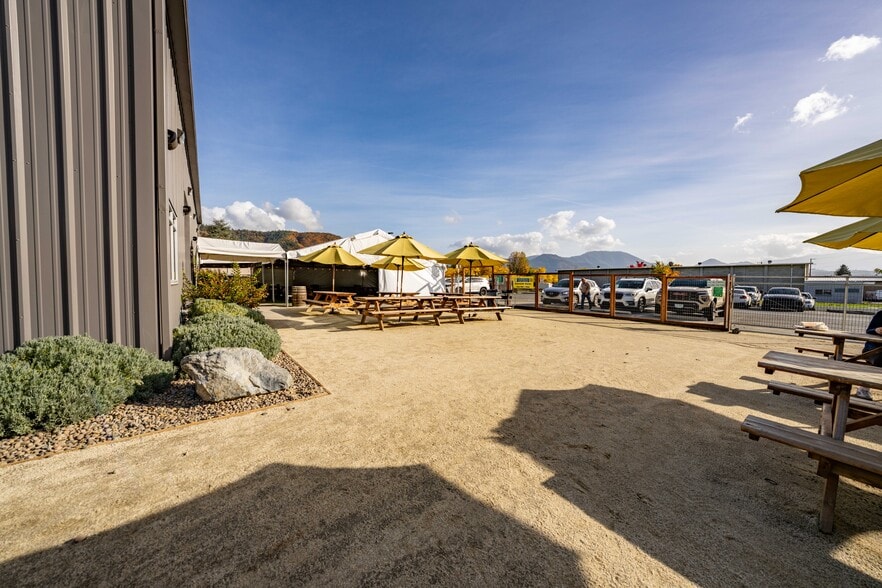 More Photos Of 1863 NW Washington Blvd, Grants Pass General Retail For Sale