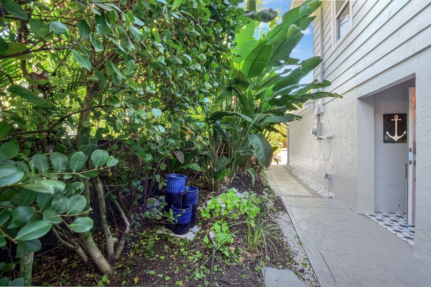 More Photos Of 193 Cocohatchee St, Naples Specialty For Sale