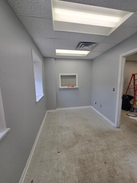 More Photos Of 14 Park Dr, Franklin Warehouse For Lease