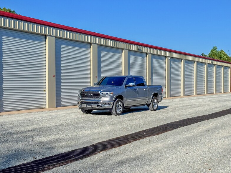 More Photos Of 50 Voss Ln, Huntingdon Self Storage For Sale
