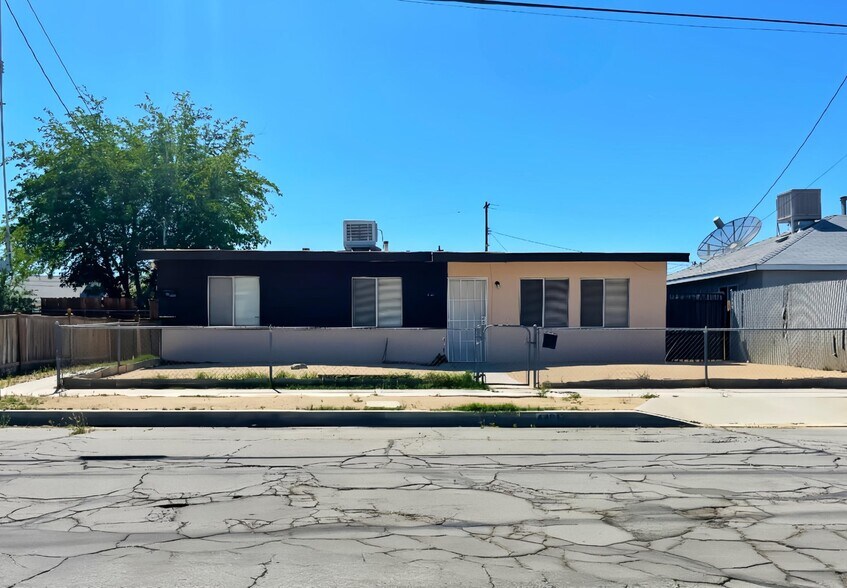 Primary Photo Of 44817 Redwood Ave, Lancaster Multifamily For Sale