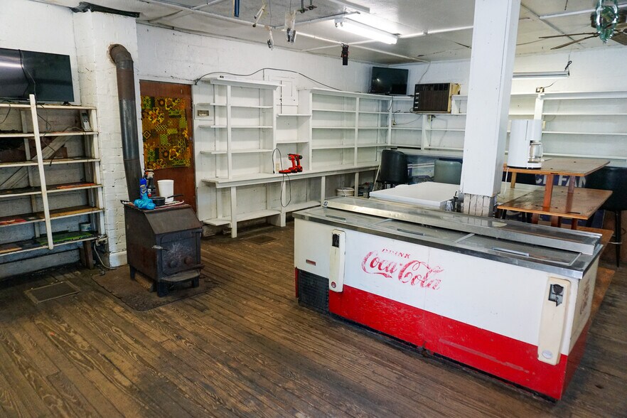 More Photos Of 109 Wilburn Valley Rd, Pearisburg General Retail For Sale