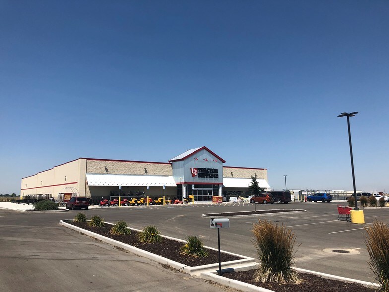 More Photos Of 817-821 N Meridian Rd, Kuna Freestanding For Lease