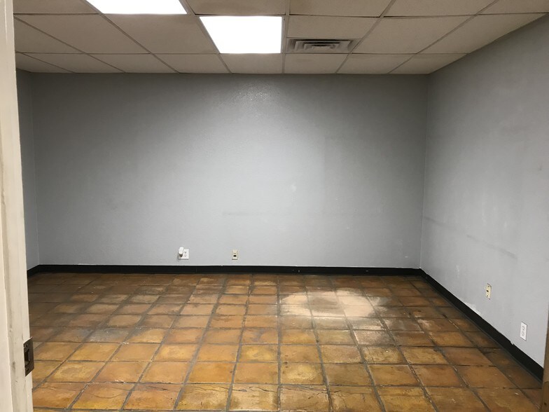 More Photos Of 1720 E 7th St, Odessa Industrial For Lease