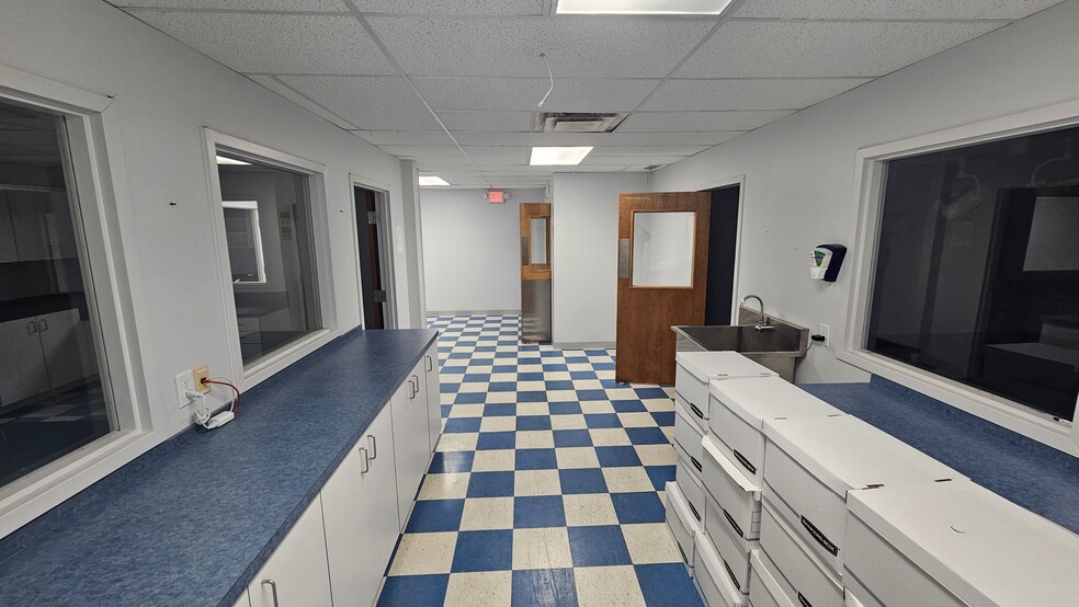 More Photos Of 6460 Atlanta Hwy, Alpharetta Veterinarian Kennel For Lease