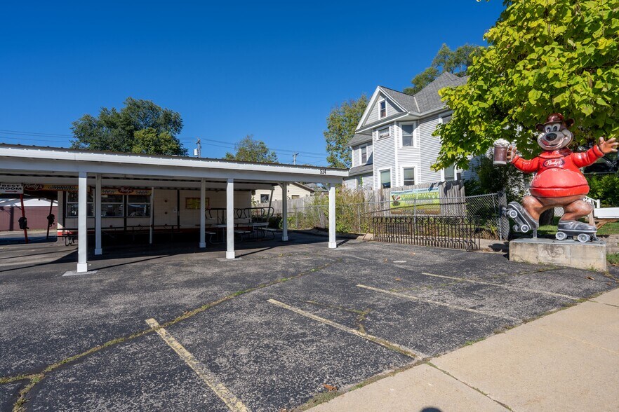 More Photos Of 514 S Water St, Sparta Fast Food For Sale