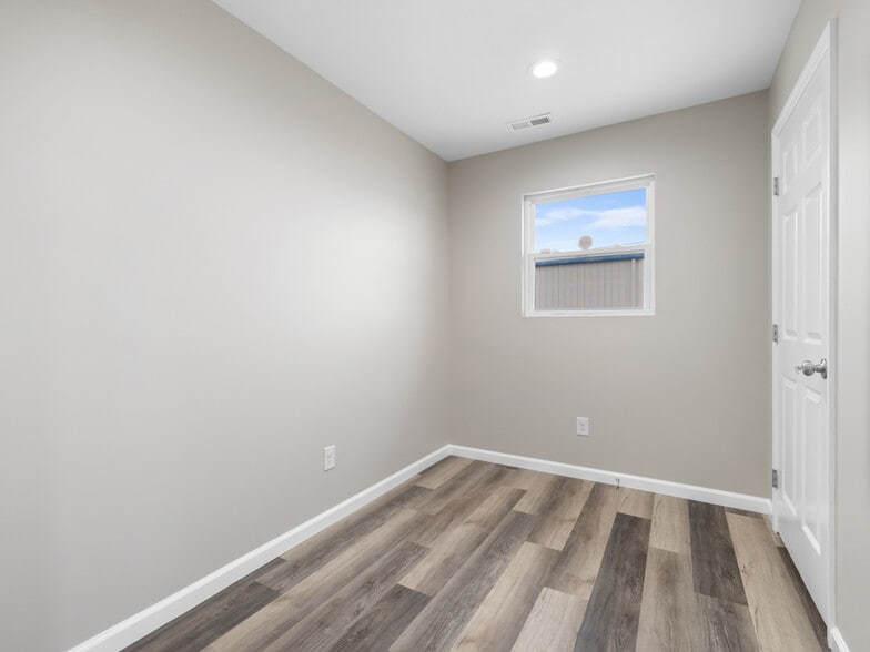 More Photos Of 3261 New Bern Hwy, Jacksonville Light Distribution For Sale