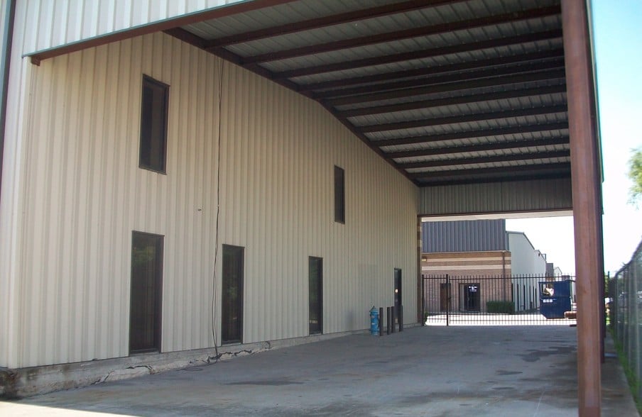 More Photos Of 5829 W Sam Houston Pky N, Houston Light Distribution For Lease