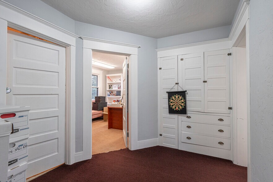 More Photos Of 236 SW Mill St, Dallas Office For Sale