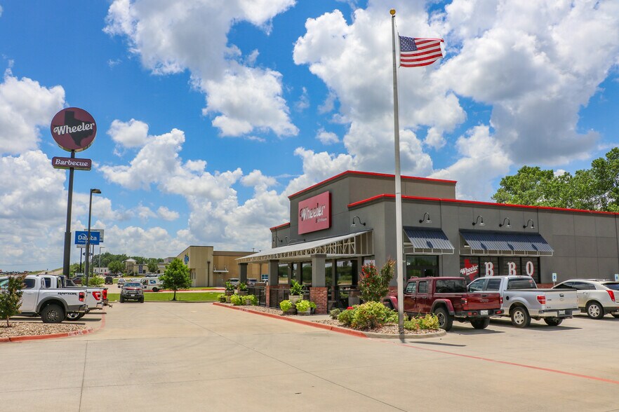 More Photos Of 211 N US Highway 75, Denison Restaurant For Sale