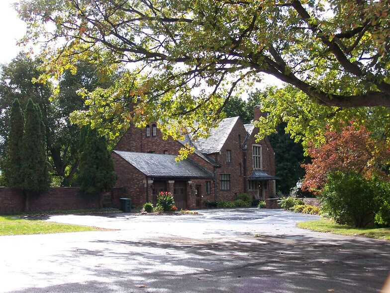 More Photos Of 1100 Goodman St S, Rochester Schools For Lease