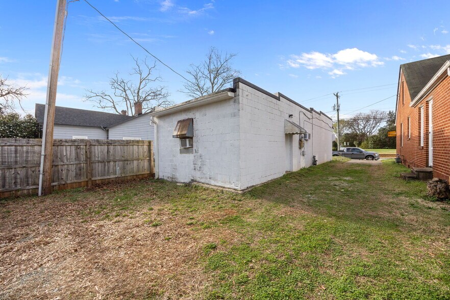 More Photos Of 215 Burlington Ave, Gibsonville Flex For Sale