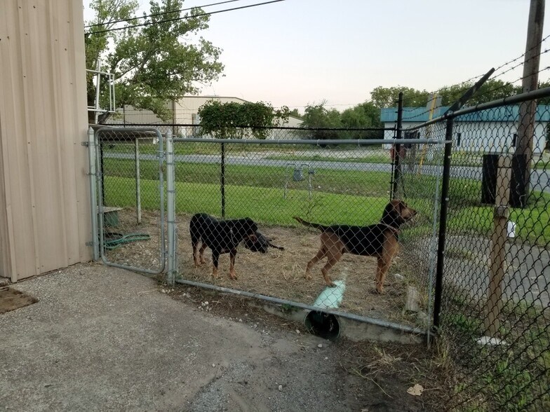 More Photos Of 410 W Canino Rd, Houston Manufacturing For Sale