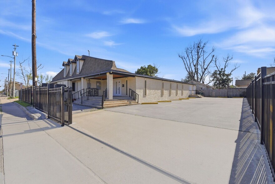 More Photos Of 3911 Fulton St, Houston Religious Facility For Lease