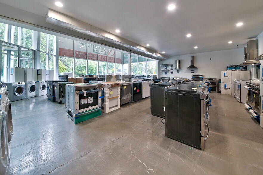 More Photos Of 500 Boul Arthur-Sauvé, Laval Freestanding For Sale
