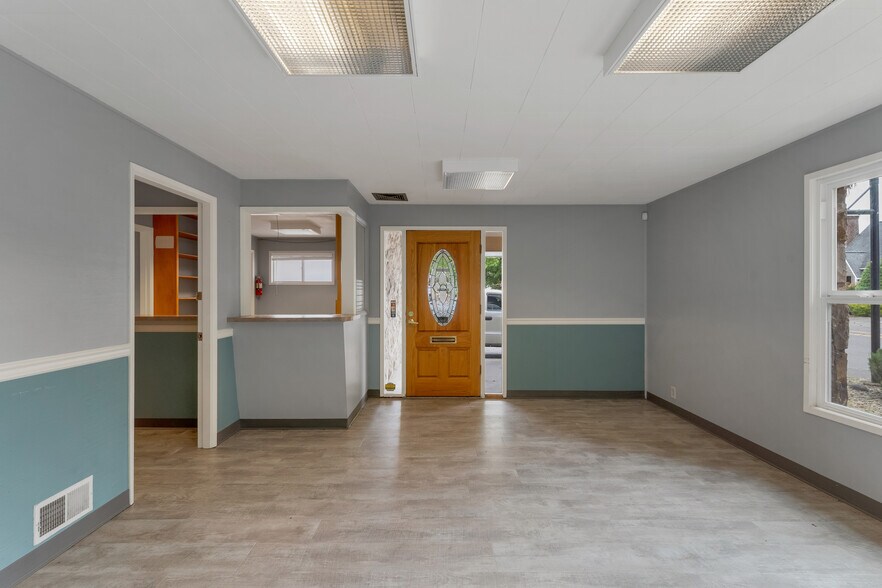 More Photos Of 151 W Washington St, Stayton Storefront Retail Office For Lease