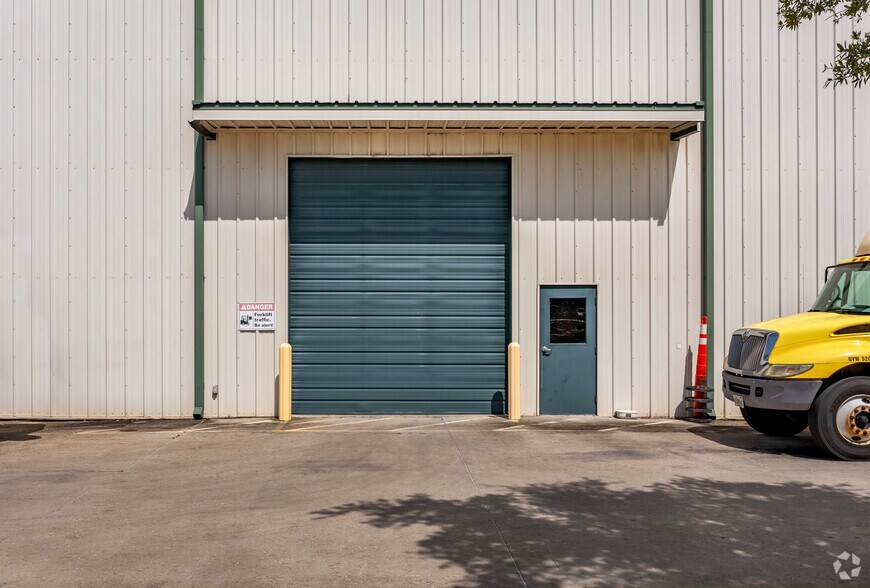 More Photos Of 6791 28th St Cir E, Sarasota Warehouse For Lease