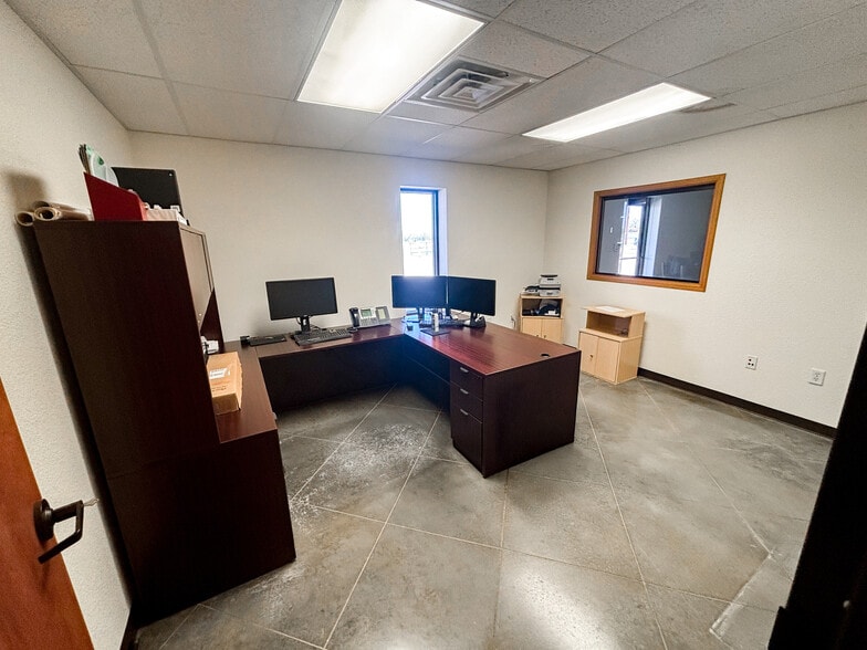 More Photos Of 9218 S Service Rd, Big Spring Office For Sale