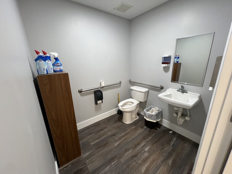 More Photos Of 550 Kane Ct, Oviedo Warehouse For Lease