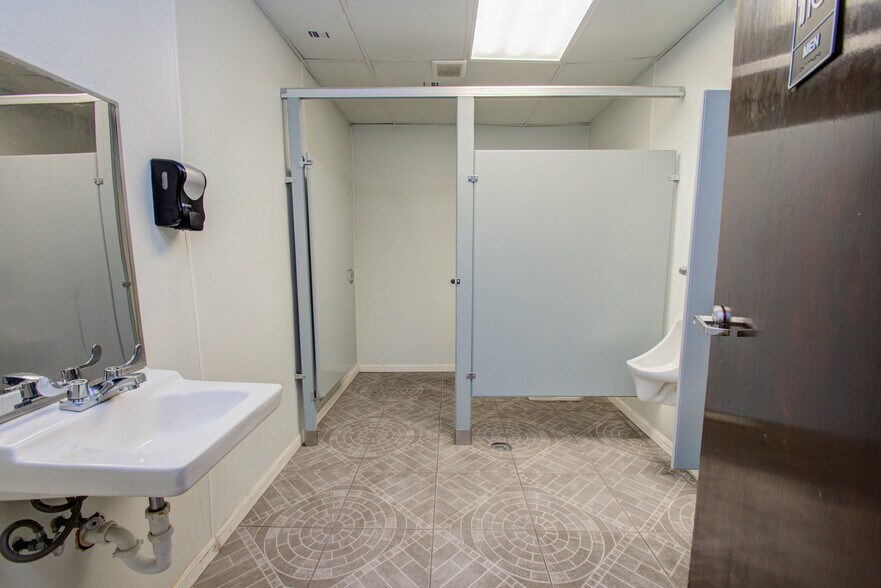 More Photos Of 6555 Navigation Blvd, Houston Warehouse For Lease