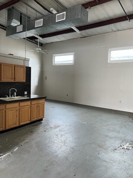 More Photos Of 11166 Ables Ln, Dallas Warehouse For Lease