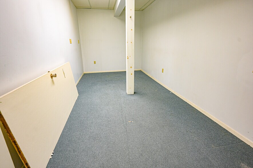 More Photos Of 19 Ridout St W, Tillsonburg Office For Lease