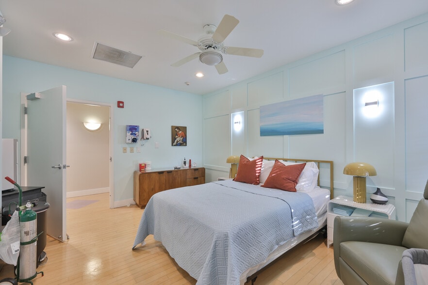 More Photos Of 1900 E Bay Dr, Largo Medical For Sale