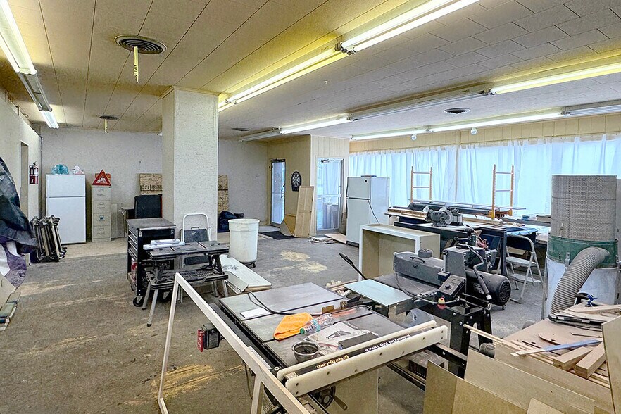 More Photos Of 1801 Wood St, Elkhart Storefront For Sale