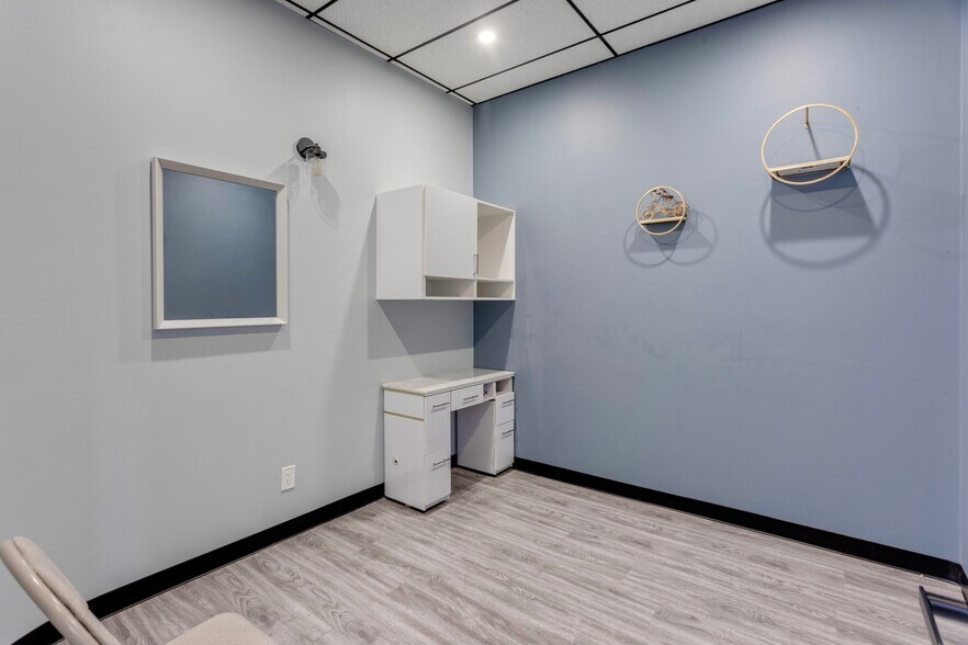 More Photos Of 3739 8 Ave SW, Edmonton Storefront For Sale