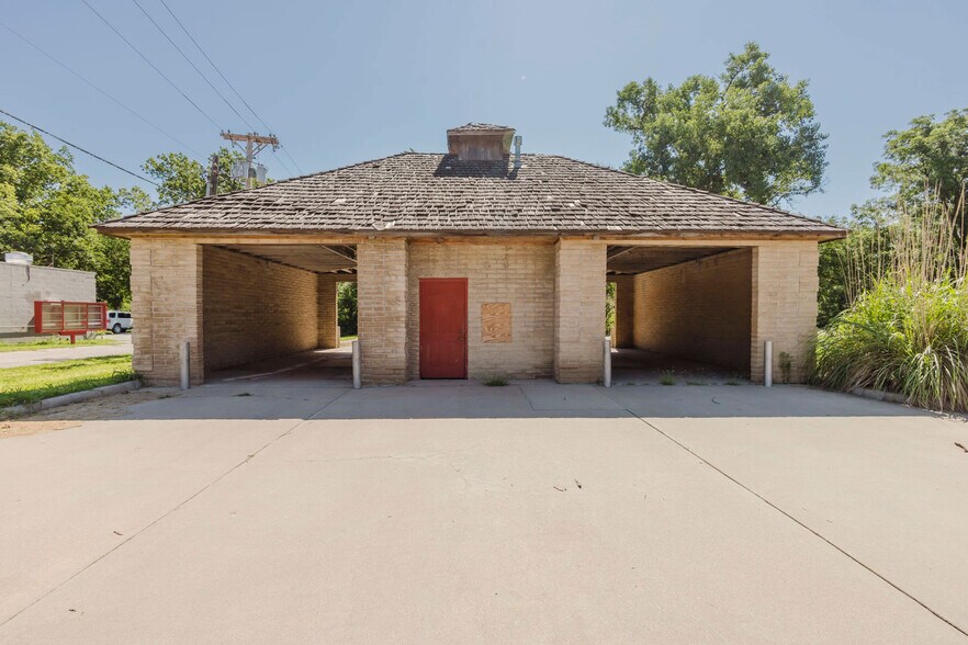 More Photos Of 220 N 2nd Ave, Mulvane Carwash For Sale