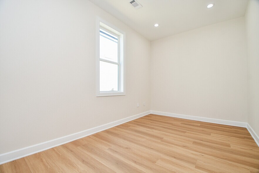 More Photos Of 1325 Main St, Katy Office For Lease