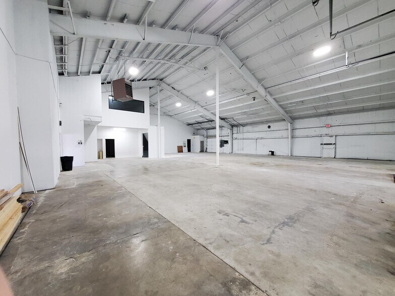 More Photos Of 630 W Lincoln Hwy, Merrillville Showroom For Lease