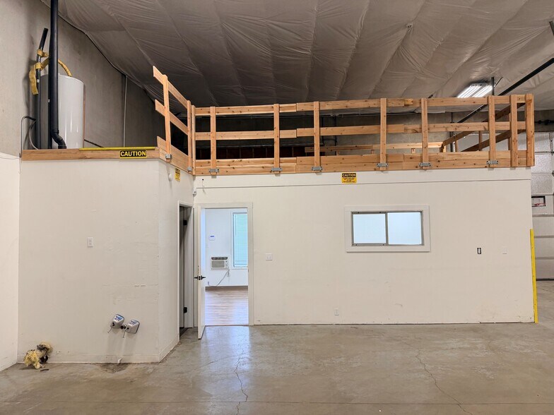 More Photos Of 1150 NW 5th Pl, Canby Flex For Lease