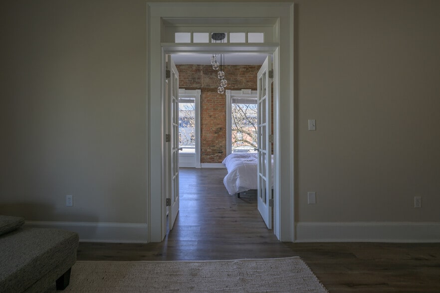 More Photos Of 237 Warren St, Hudson Storefront Retail Residential For Sale
