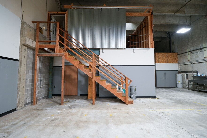 More Photos Of 1555-1557 SE Crystal Lake Dr, Corvallis Warehouse For Lease