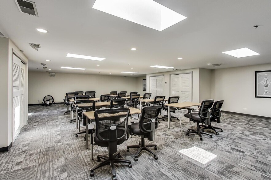 More Photos Of 324 W Touhy Ave, Park Ridge Office For Lease