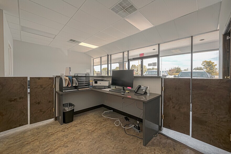 More Photos Of 1408 S Front St, Bellville Storefront For Lease