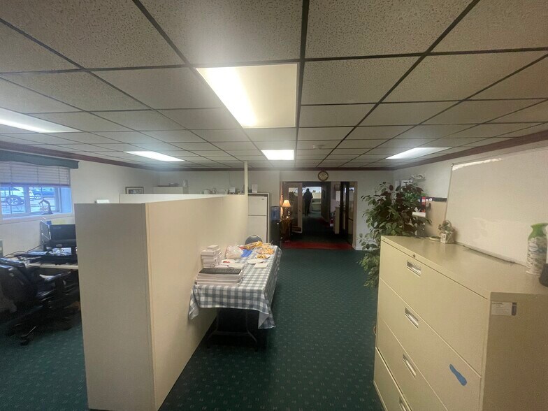More Photos Of 630 S Green Bay Rd, Neenah Office For Lease