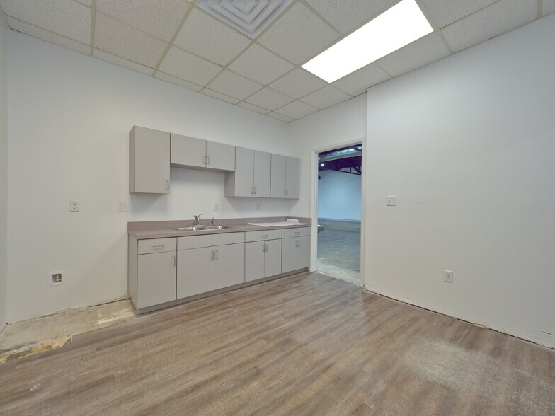 More Photos Of 18 S Main St, Brooksville Office For Lease
