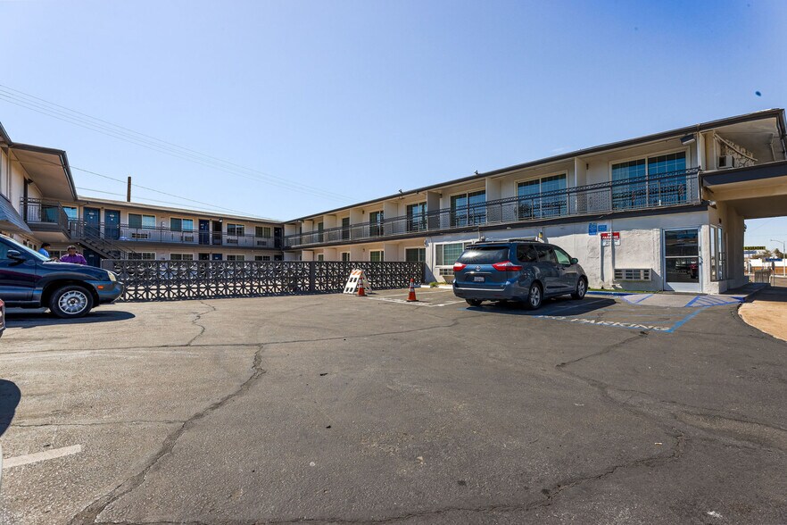 More Photos Of 1350 W Main St, Barstow Hotel For Sale