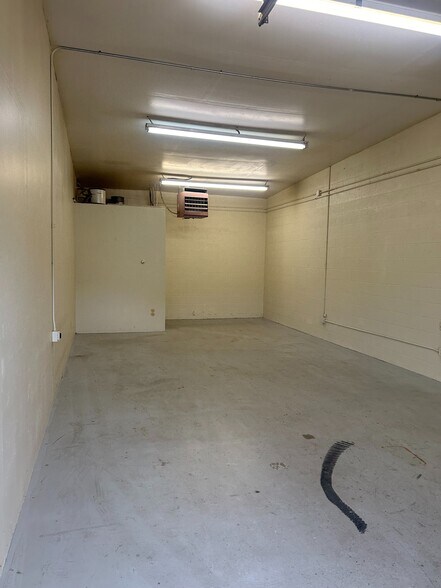 More Photos Of 118 E 37th St, Garden City Light Manufacturing For Lease