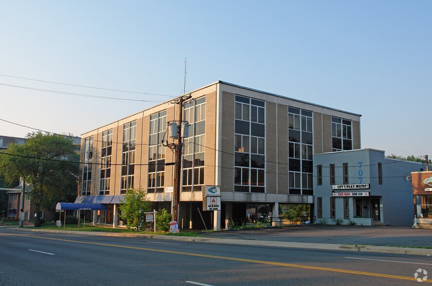 More Photos Of 701 W Broad St, Falls Church Office For Lease