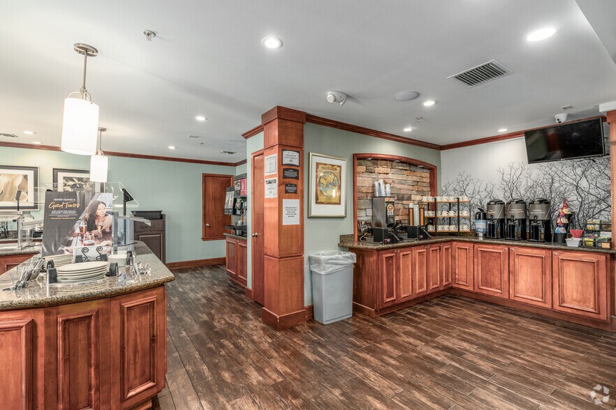 More Photos Of 520 I-35, Round Rock Hotel For Sale