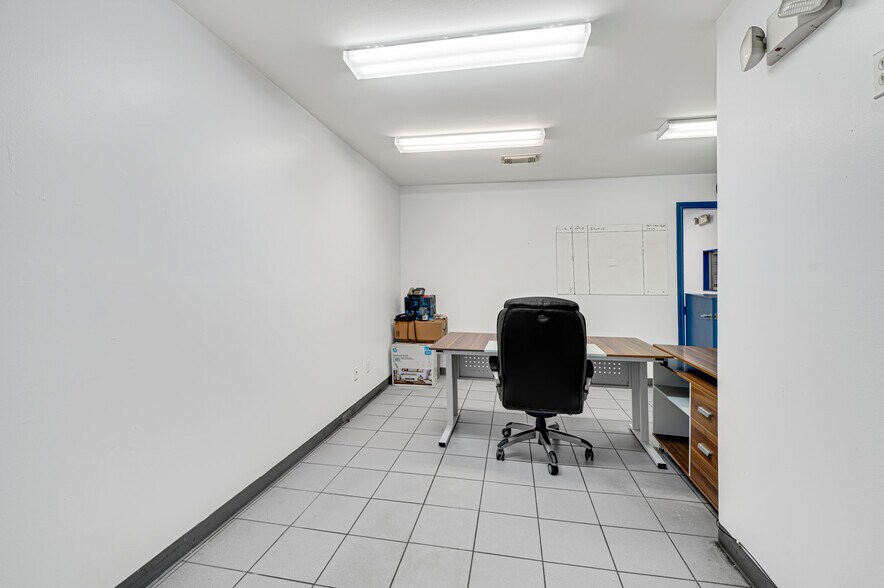 More Photos Of 8621 Antelope Dr, Houston Service For Lease