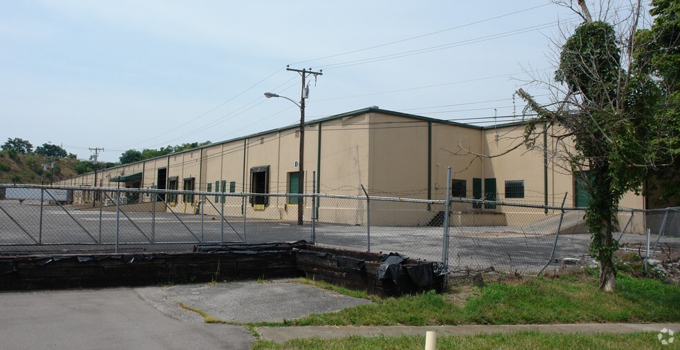 More Photos Of 4061-4081 Powell Ave, Nashville Distribution For Lease