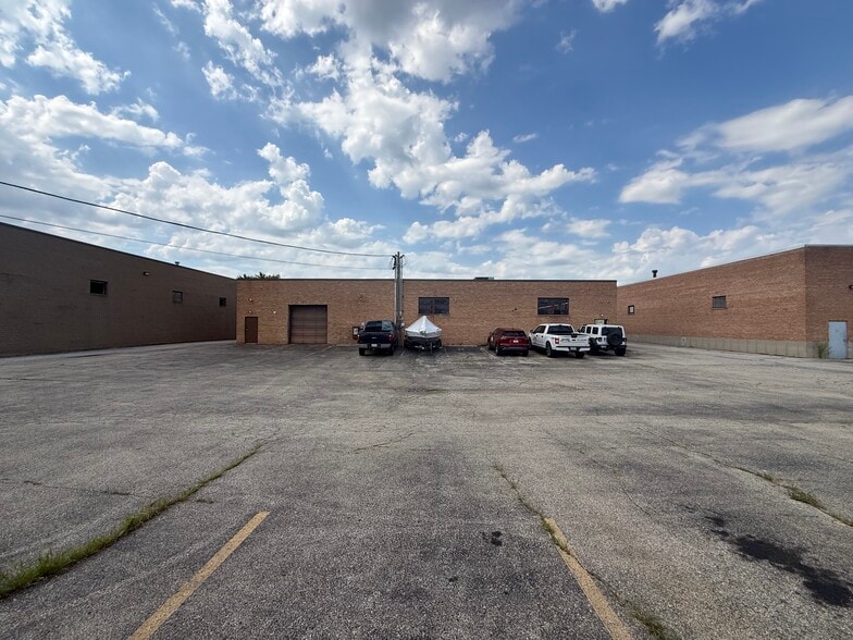 More Photos Of 135 Martin Ln, Elk Grove Village Warehouse For Sale