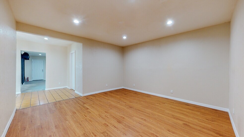 More Photos Of 8311 Rosecrans Ave, Paramount Light Manufacturing For Lease