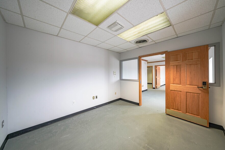 More Photos Of 8023 Malcolm Rd, Clinton Medical For Lease