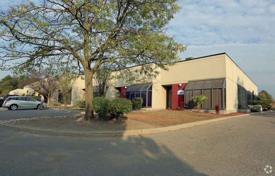 Primary Photo Of 100 W Beaver Creek Rd, Richmond Hill Light Distribution For Sale